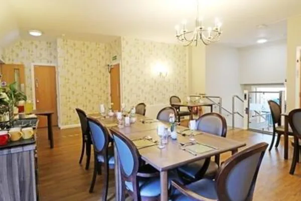 Valerie Manor